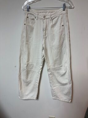 Cropped Barrel Jeans for Women in White - Classic Casual Style